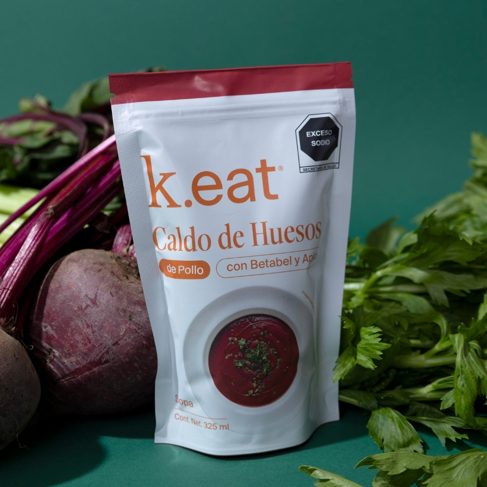 Caldo de Huesos de Pollo con Betabel y Apio